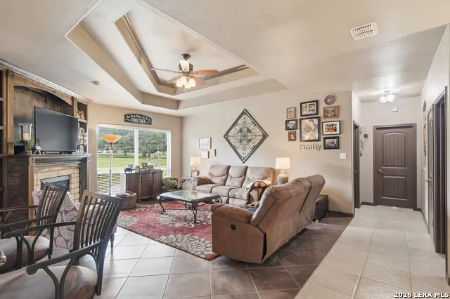 612 Jack Nickolaus Dr Devine, TX 78016