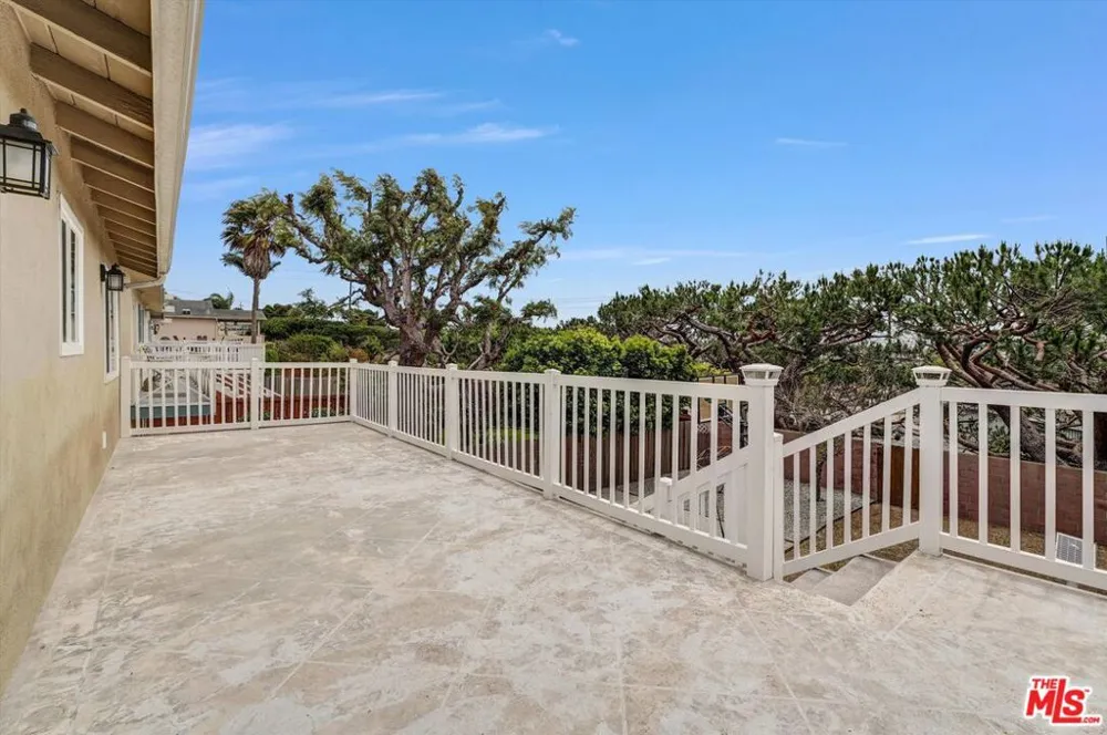 1021 Camino Real Redondo Beach, CA 90277