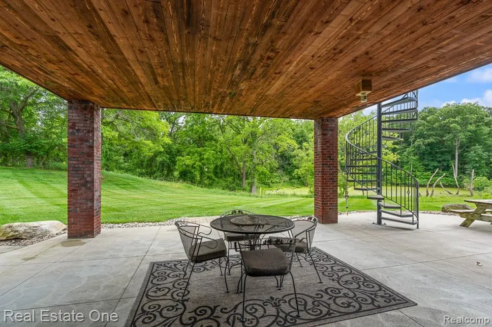 2737 Pebble Beach Drive Oakland Charter Township, MI 48363