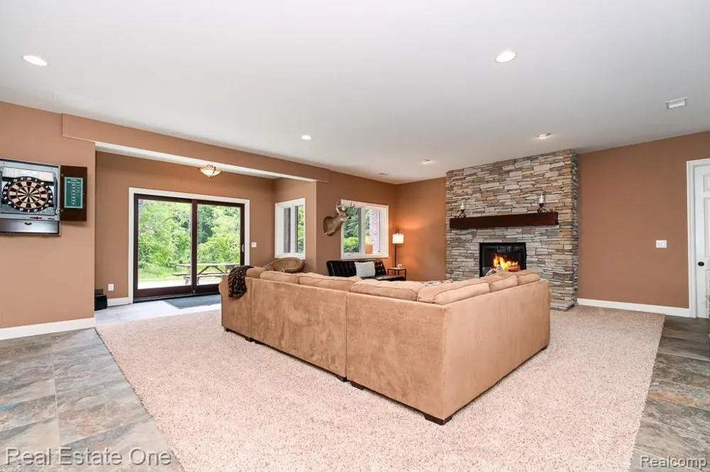 2737 Pebble Beach Drive Oakland Charter Township, MI 48363