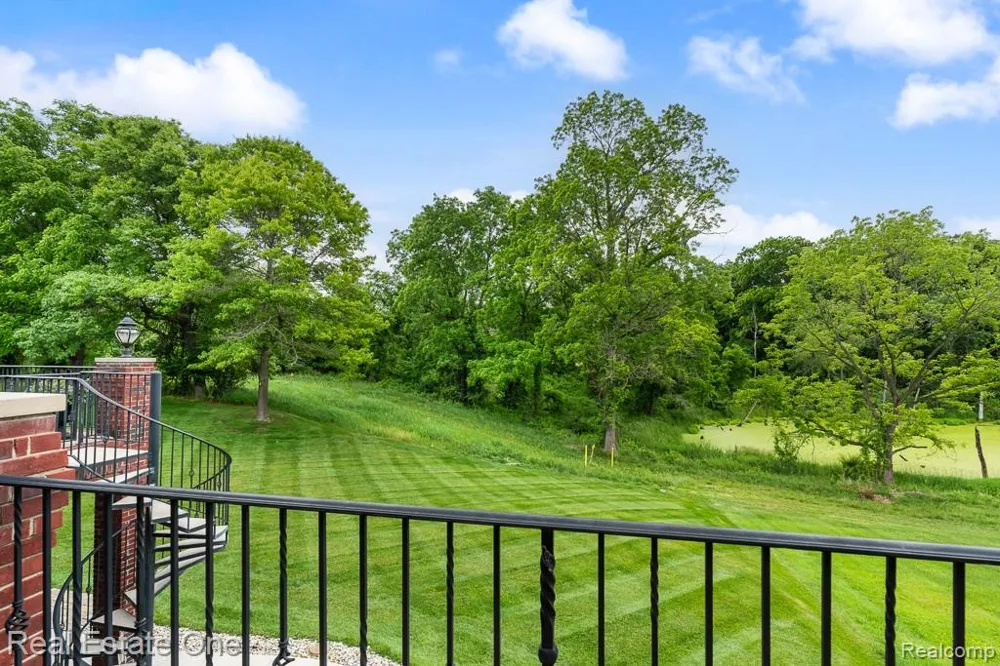 2737 Pebble Beach Drive Oakland Charter Township, MI 48363