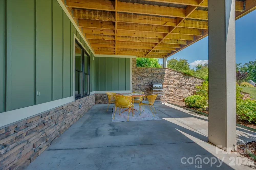 398 Mapleton Lane Columbus, NC 28722