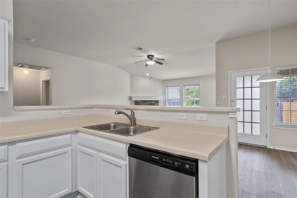 3924 Links Lane Round Rock, TX 78664