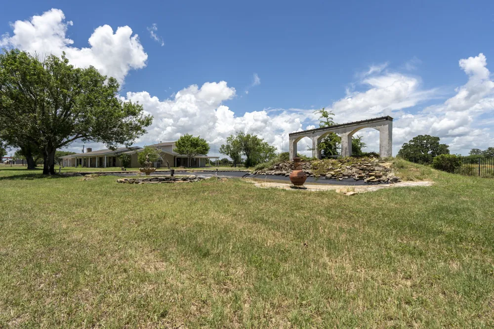 3345 E Austin Street Giddings, TX 78942