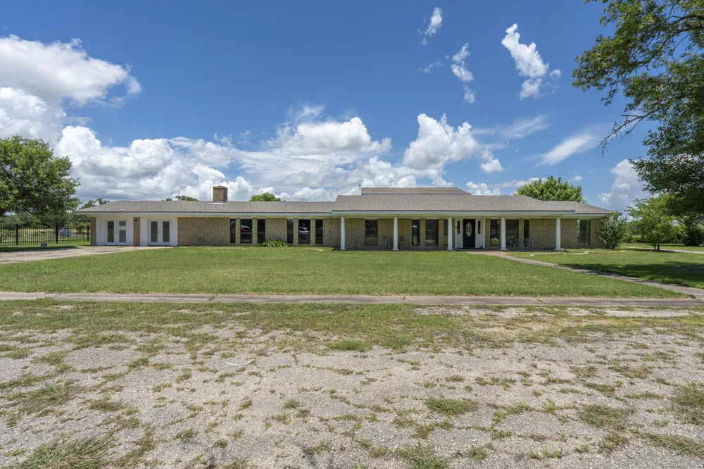 3345 E Austin Street Giddings, TX 78942
