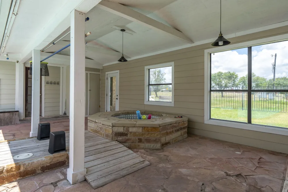 3345 E Austin Street Giddings, TX 78942