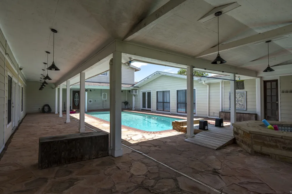 3345 E Austin Street Giddings, TX 78942