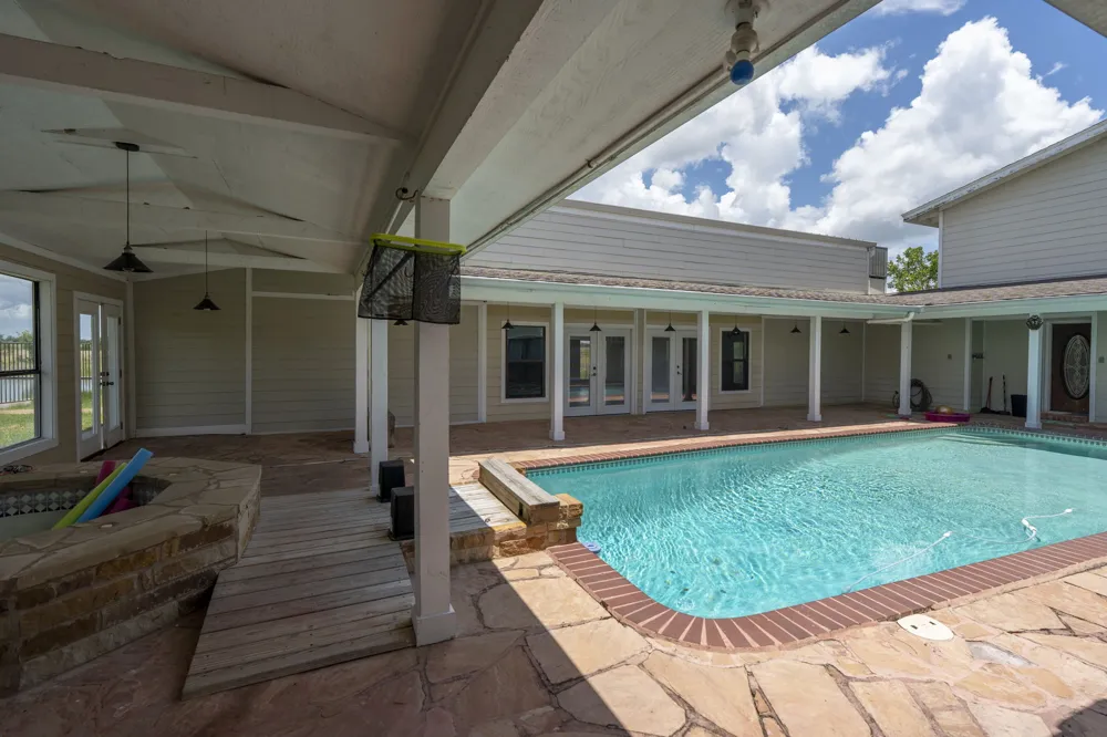 3345 E Austin Street Giddings, TX 78942