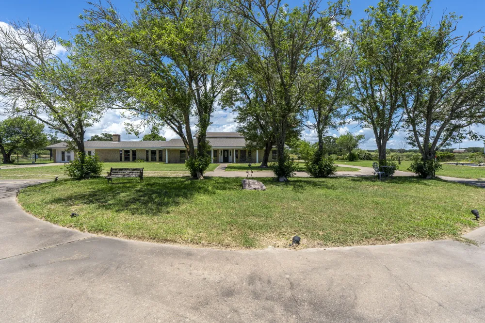 3345 E Austin Street Giddings, TX 78942