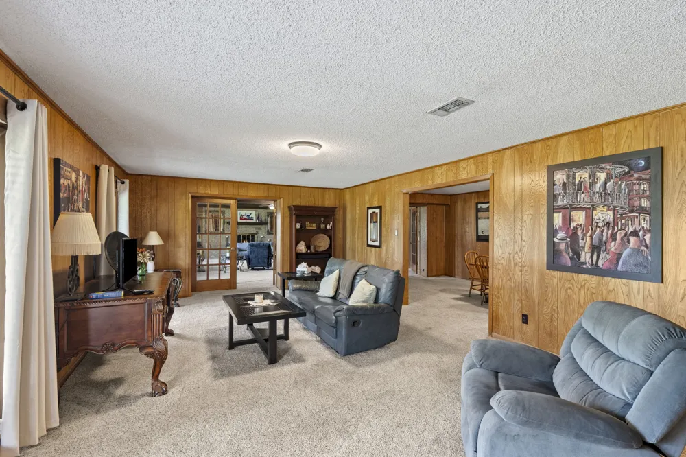 3345 E Austin Street Giddings, TX 78942