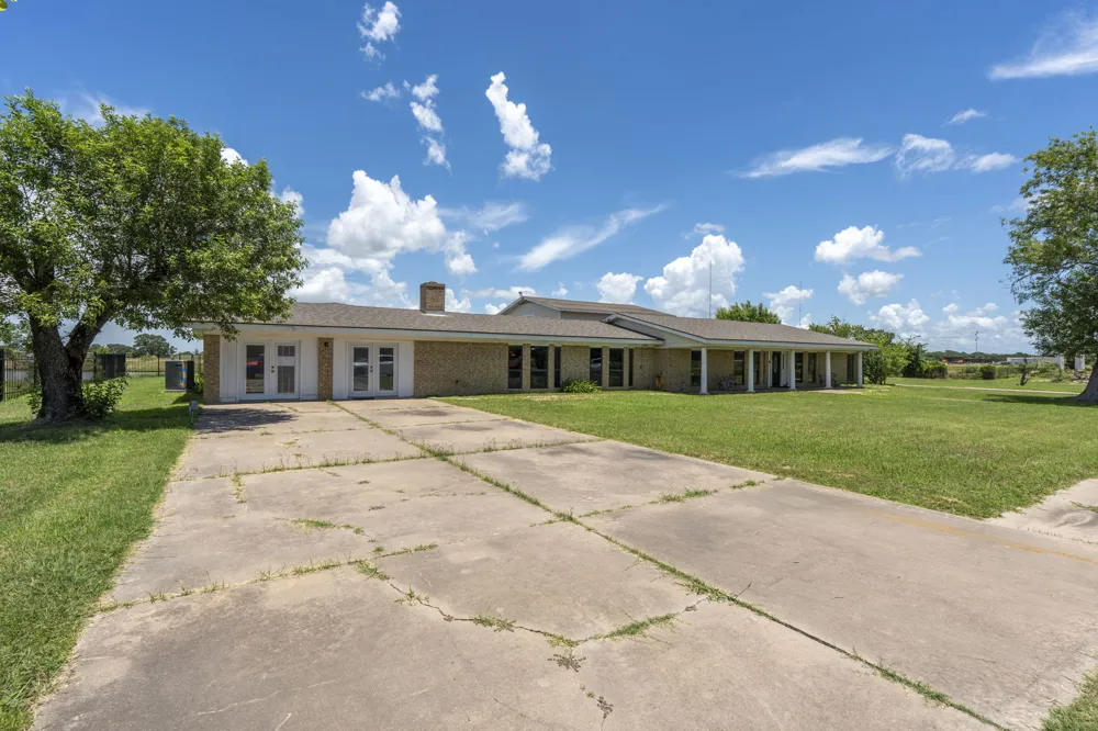 3345 E Austin Street Giddings, TX 78942