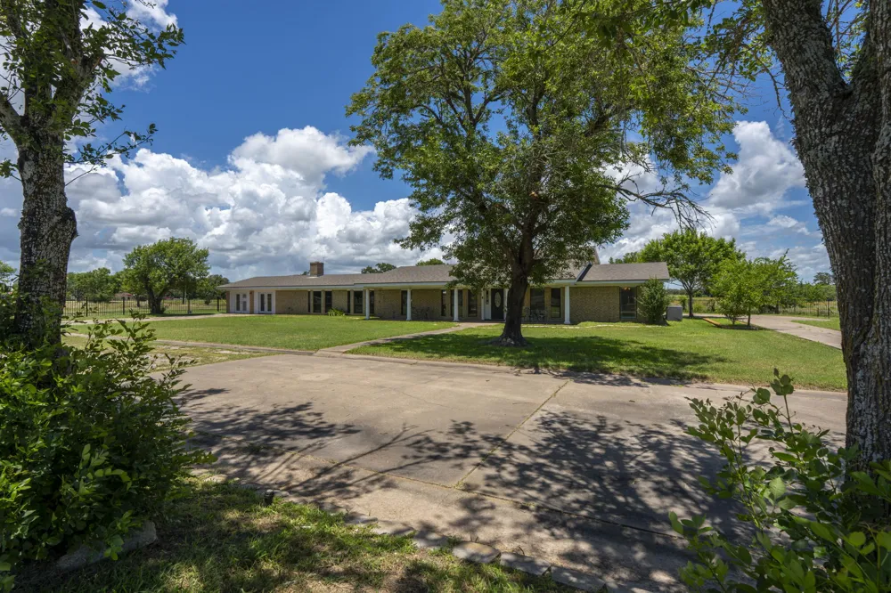 3345 E Austin Street Giddings, TX 78942