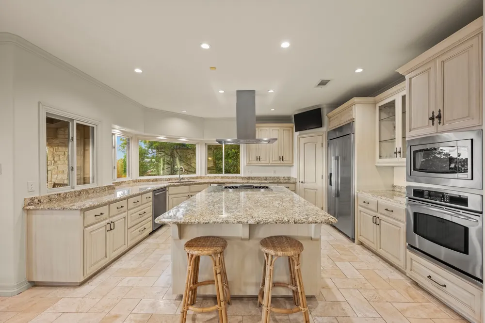 1005 Challenger Lakeway, TX 78734