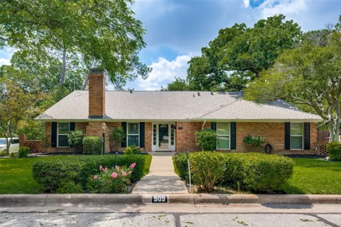 909 Edgecliff Drive