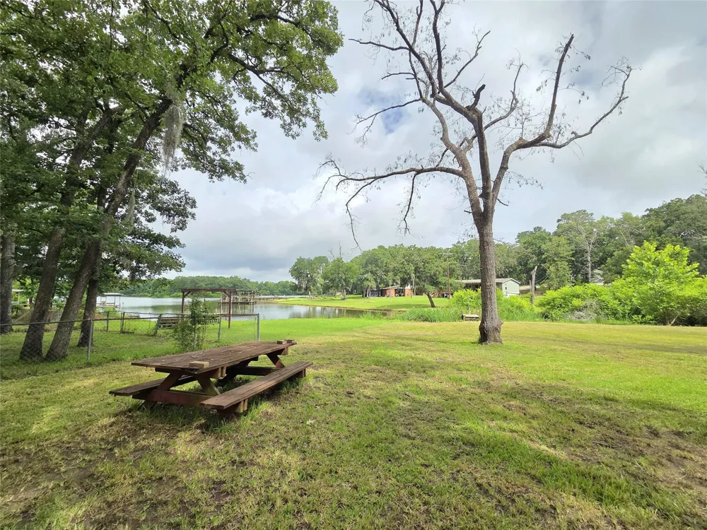 311 Chestnut Bend Huntsville, TX 77320