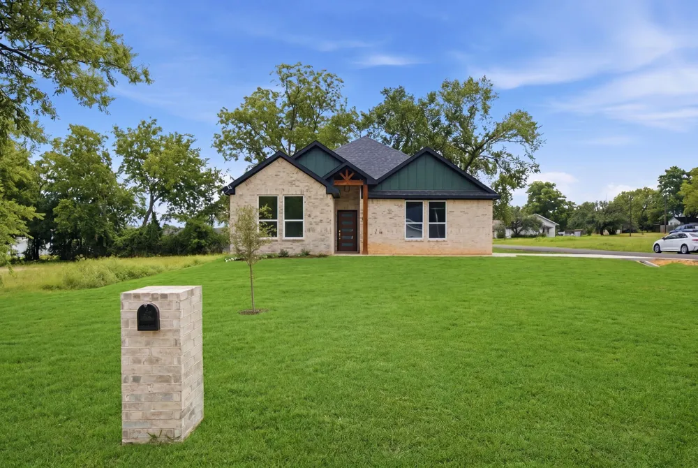 201 E Freeman Street Ennis, TX 75119
