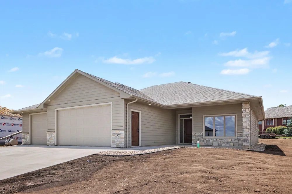 1507 Buffalo Ridge Drive Luverne, MN 56156