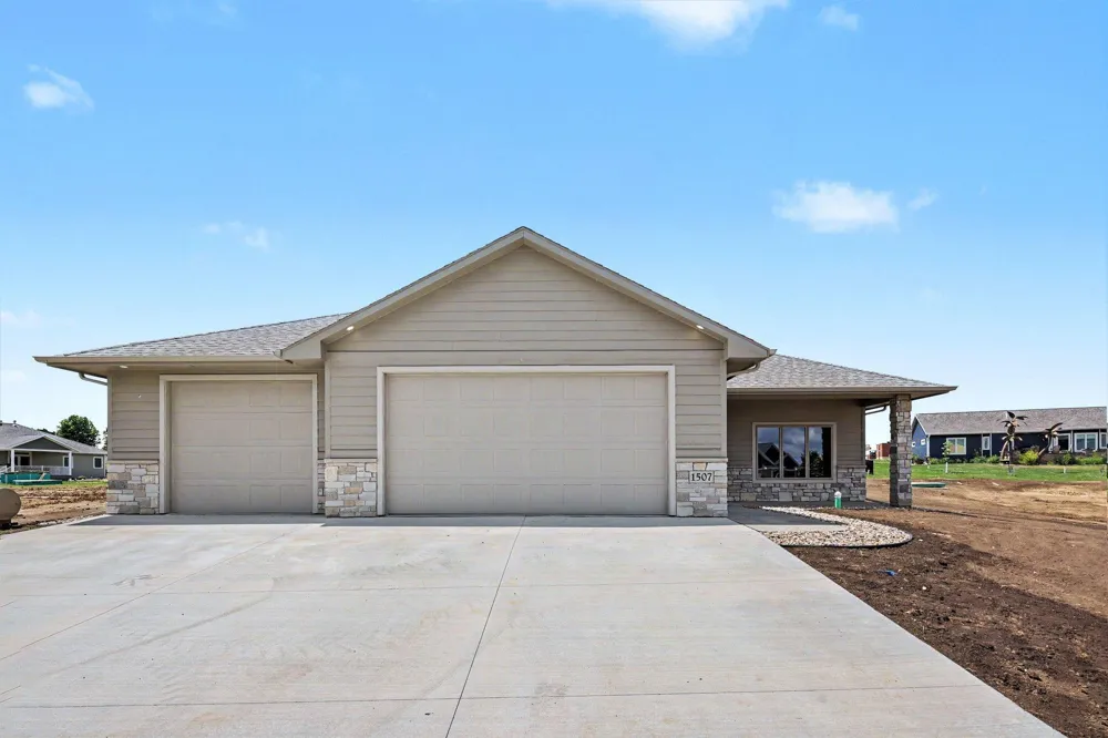 1507 Buffalo Ridge Drive Luverne, MN 56156