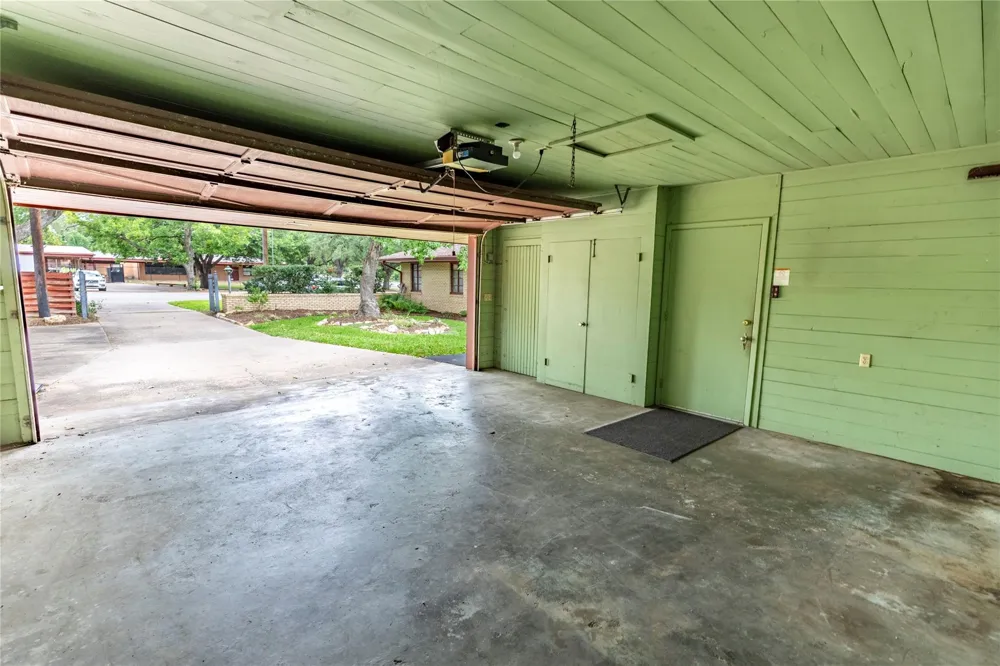 322 E O'bryant Street Bellville, TX 77418