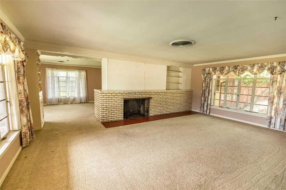 322 E O'bryant Street Bellville, TX 77418
