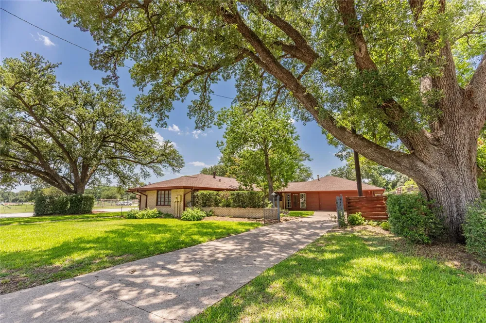 322 E O'bryant Street Bellville, TX 77418