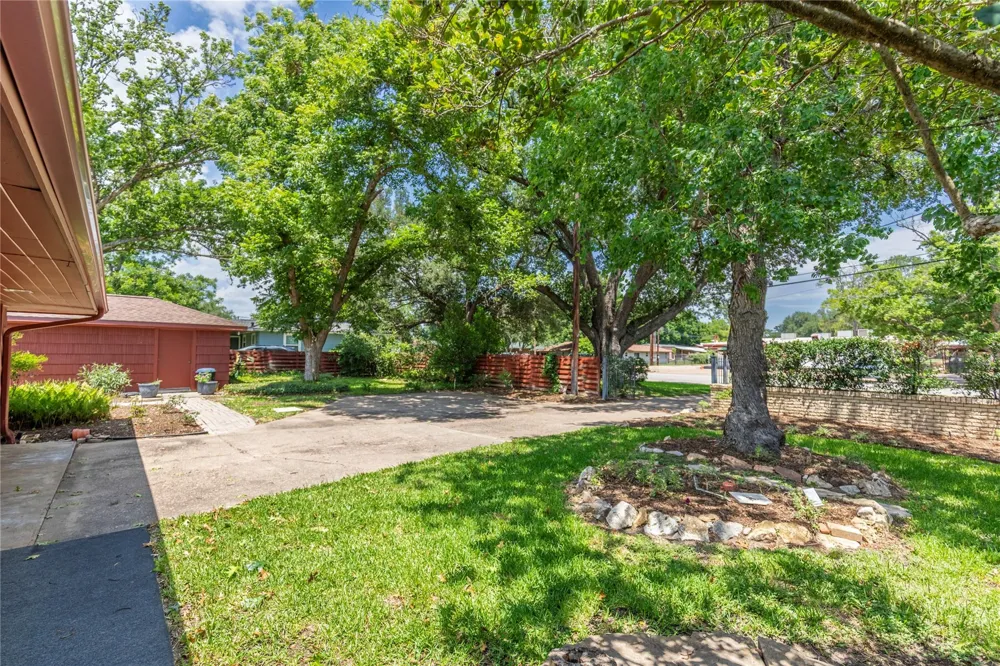 322 E O'bryant Street Bellville, TX 77418