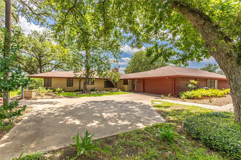 322 E O'bryant Street Bellville, TX 77418