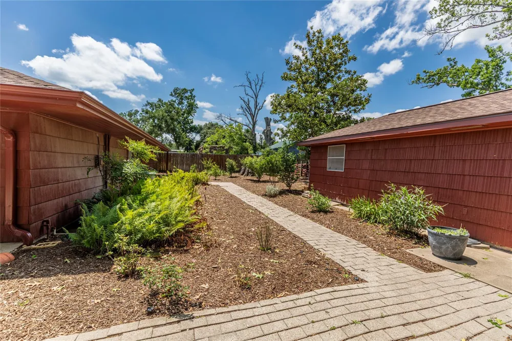 322 E O'bryant Street Bellville, TX 77418