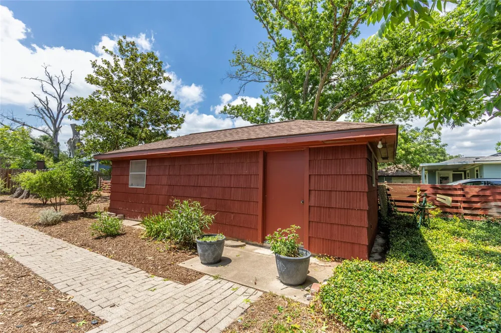 322 E O'bryant Street Bellville, TX 77418