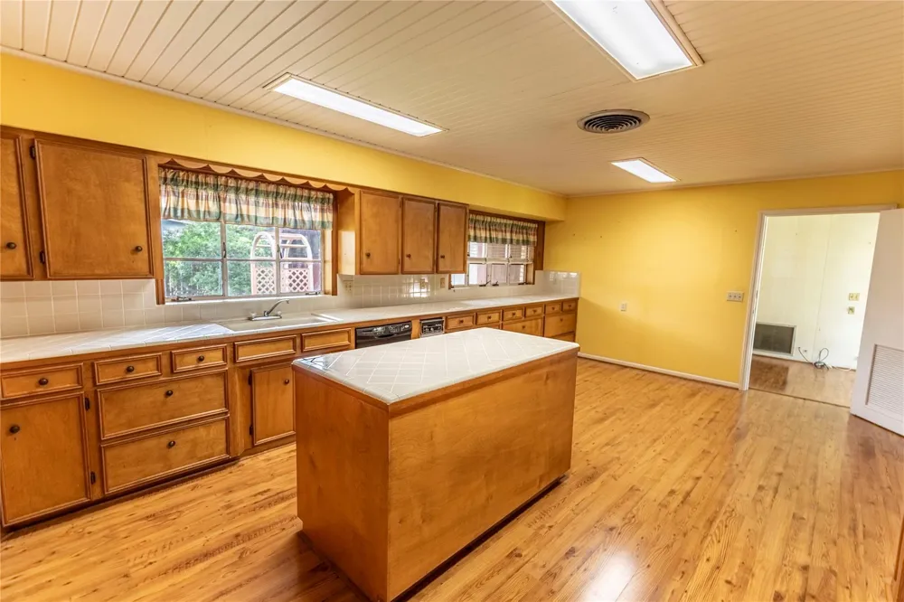 322 E O'bryant Street Bellville, TX 77418