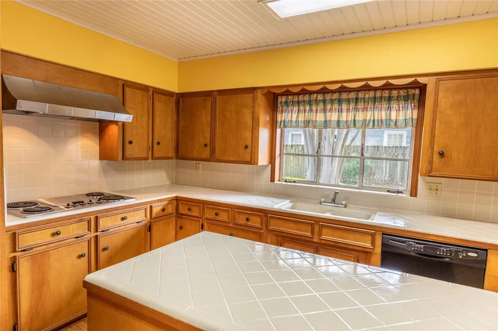 322 E O'bryant Street Bellville, TX 77418