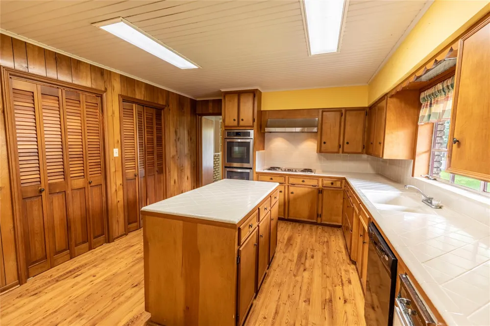 322 E O'bryant Street Bellville, TX 77418