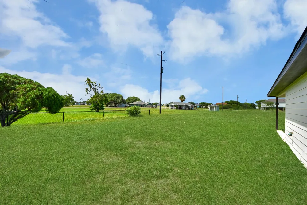 688 Swallow Drive Palacios, TX 77465