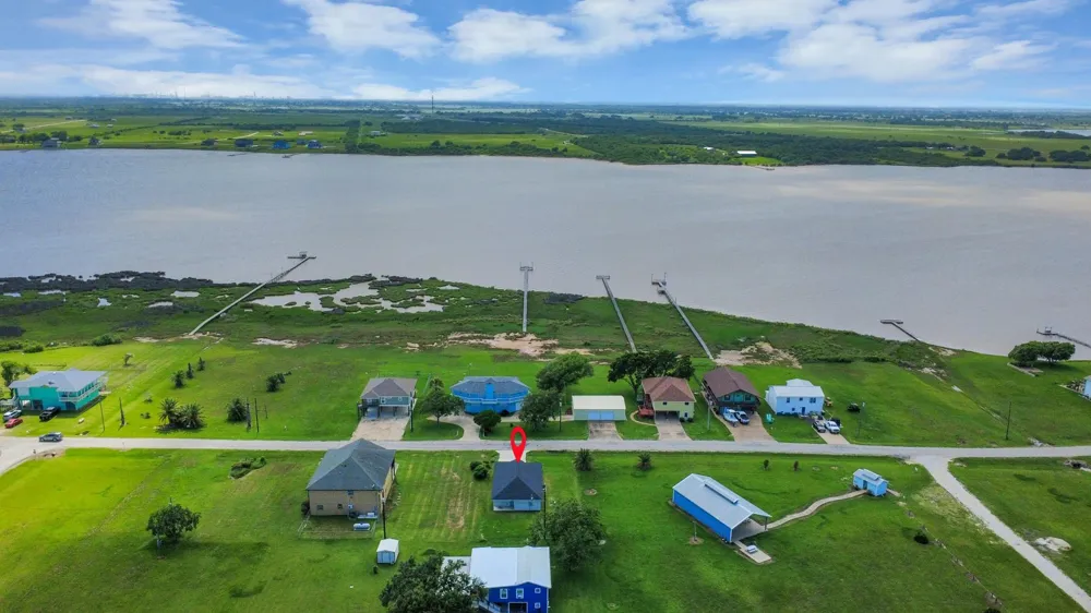 1105 W Bayshore Drive Palacios, TX 77465