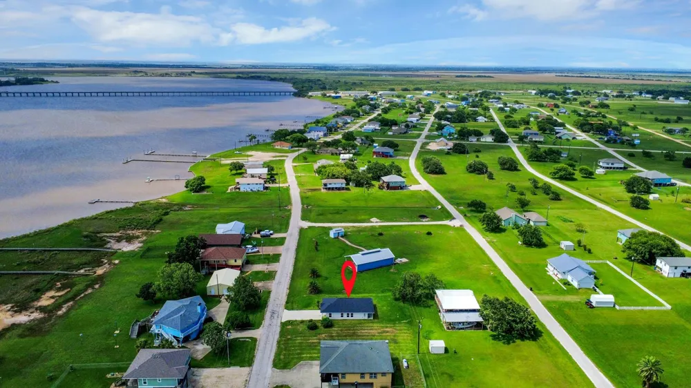 1105 W Bayshore Drive Palacios, TX 77465