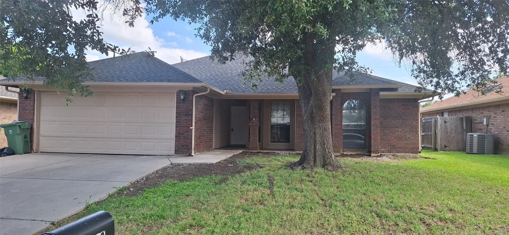 802 Crystal Creek Lane Arlington, TX 76001