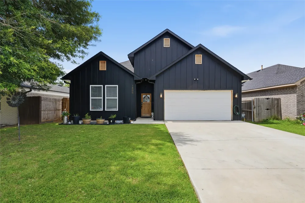 1805 San Antonio Street Grand Prairie, TX 75051