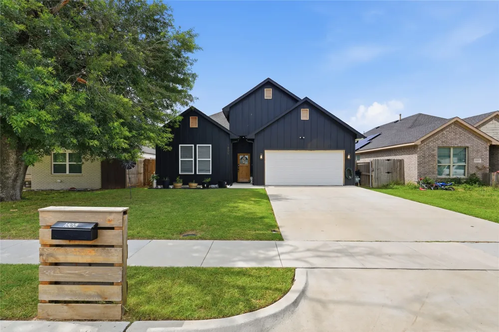 1805 San Antonio Street Grand Prairie, TX 75051
