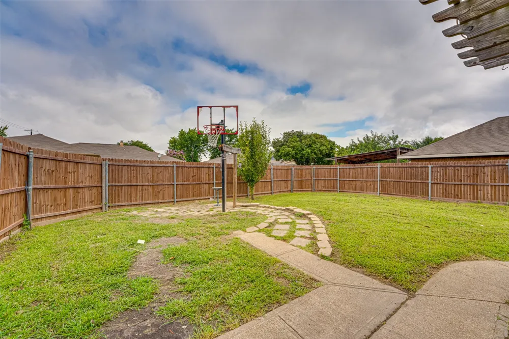 917 Meadowgate Drive Garland, TX 75040