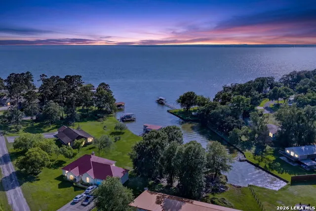 226 CREST LN Onalaska, TX 77360