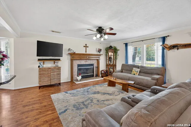 226 CREST LN Onalaska, TX 77360
