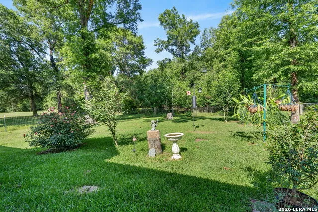 226 CREST LN Onalaska, TX 77360