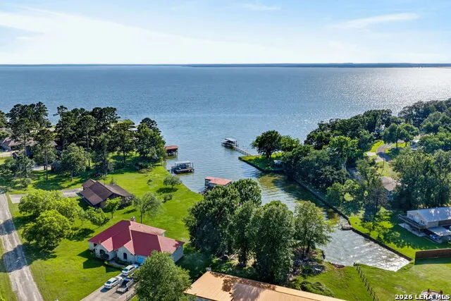 226 CREST LN Onalaska, TX 77360