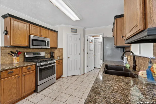 226 CREST LN Onalaska, TX 77360