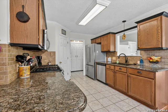 226 CREST LN Onalaska, TX 77360