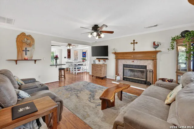 226 CREST LN Onalaska, TX 77360