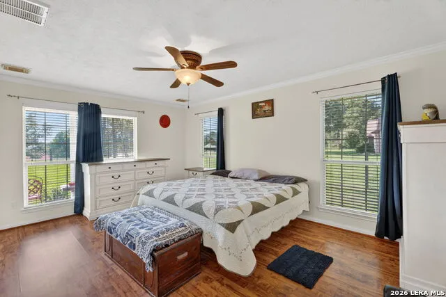 226 CREST LN Onalaska, TX 77360