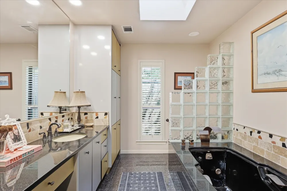 16702 Village Lane Dallas, TX 75248