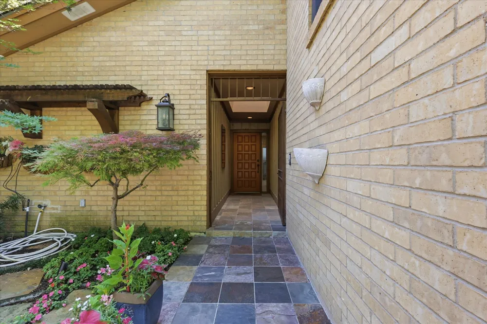 16702 Village Lane Dallas, TX 75248