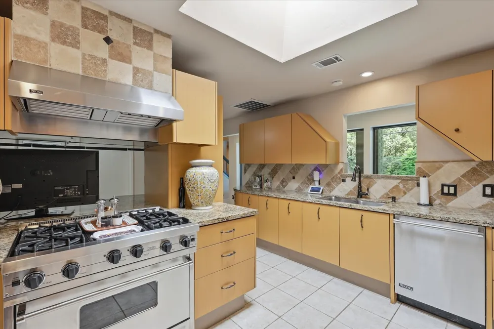 16702 Village Lane Dallas, TX 75248
